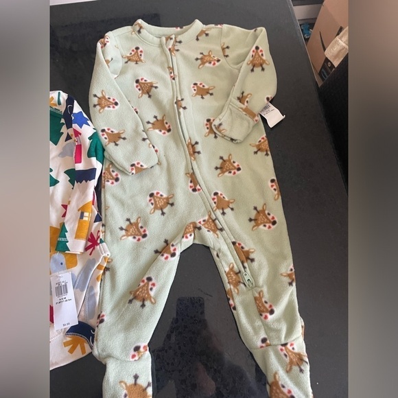 Old Navy Gender Neutral Holiday Outfit Bundle Size 6-12 Months NWT - Picture 4 of 5